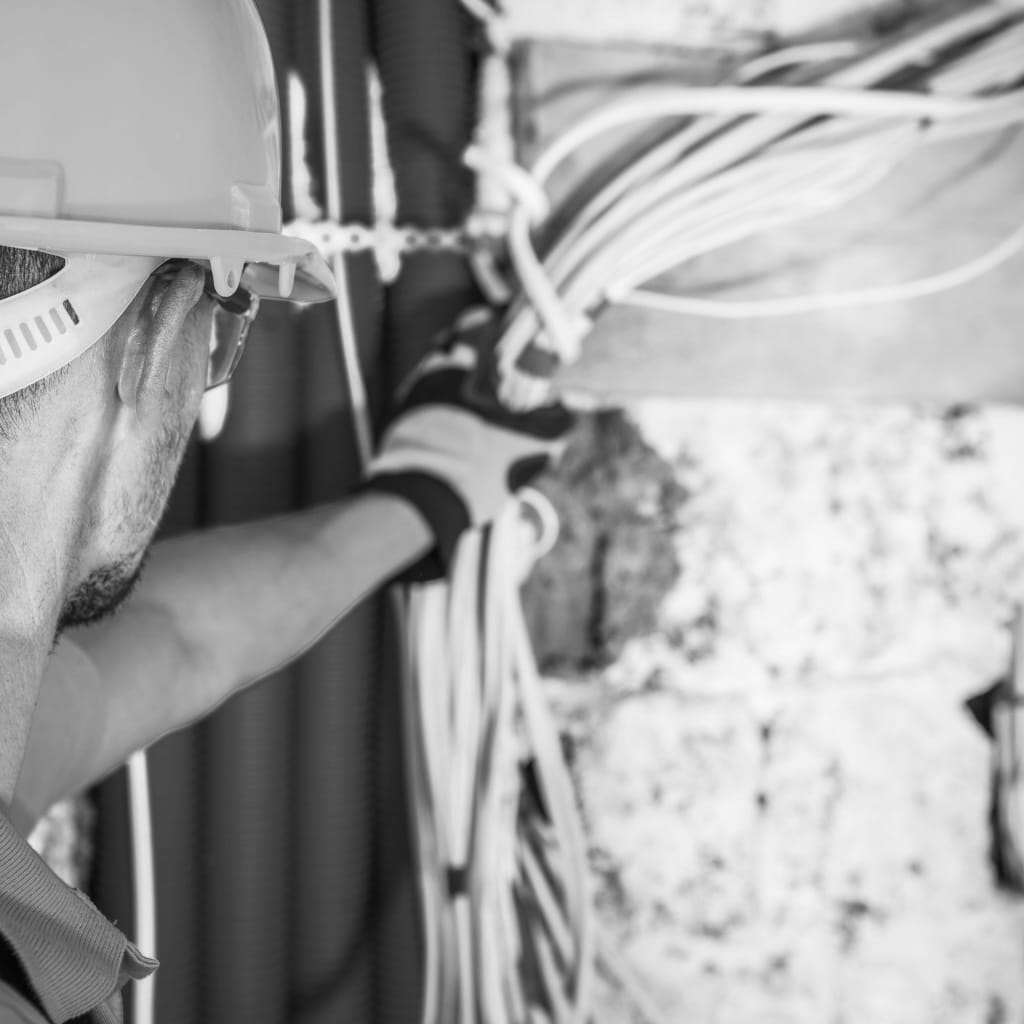 Ancien tableau électrique à Nîmes avant mise en sécurité et remplacement
